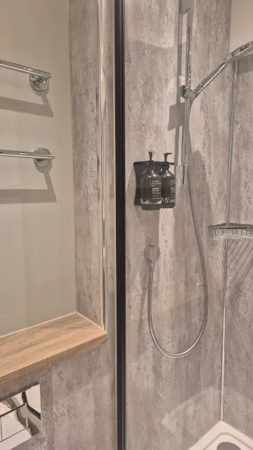 Tower of London Area Stay – Great Location & Comfort! 🏰🛏️