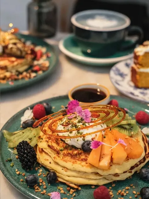 🇫🇷 Parisians' Favorite Brunch Spot - Pompom Coffee! ☕✨