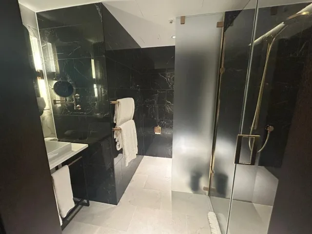 A First-Class Hotel Experience! 🏨⭐🎉