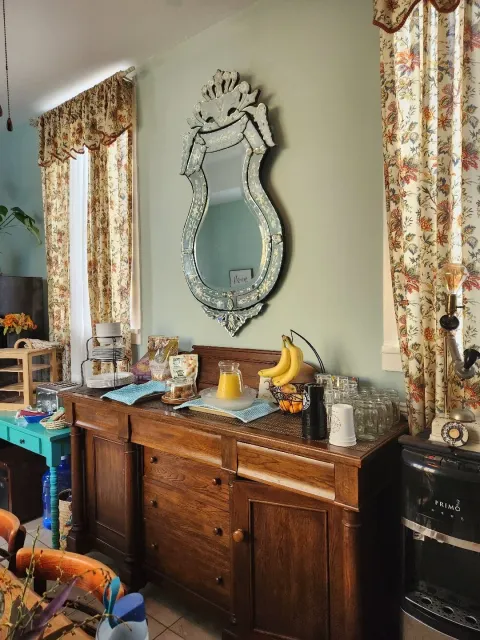 Beautiful B&B | R&B Bed & Breakfast Review 🏡💖