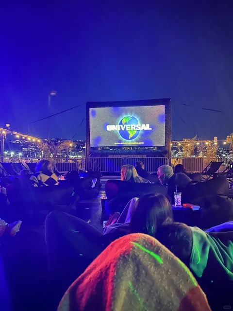 Watched an open-air movie on a rooftop in Los Angeles💕 / Guide