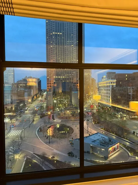 🇺🇸 Cleveland’s Hidden Gem: This Hotel Totally Surprised Me!