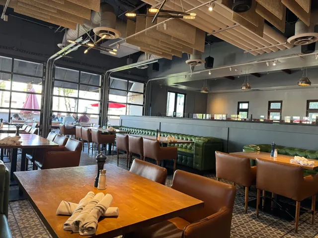 AZ’s Hop Social: A Nostalgic Bite with Tropical Flair 🌴🍹