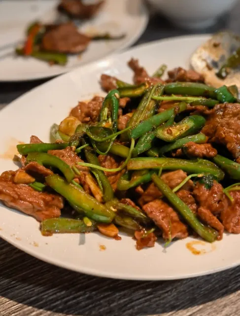 Service, Mountain-Sized Portions, Sautéed Beef with Rice Is Addictive!