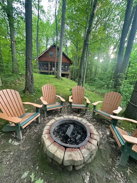  A Lakeside Cabin That Feels Like Stealing​​ 🏡🌊