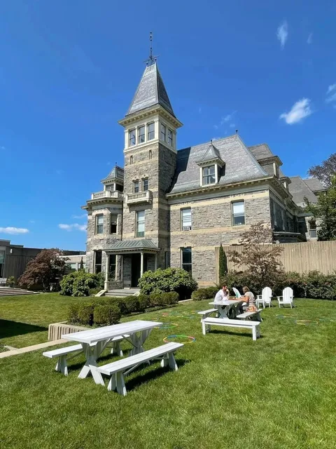 New York Surroundings | A Solitary Museum by the Water 🏛