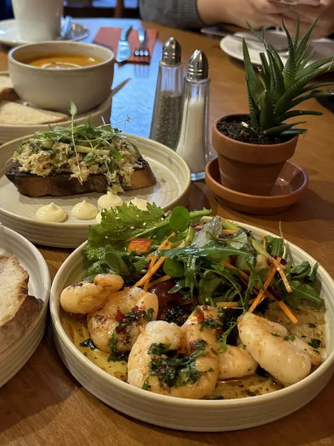 A Surprisingly Delightful Seafood Restaurant in a Coastal Town! 🌊