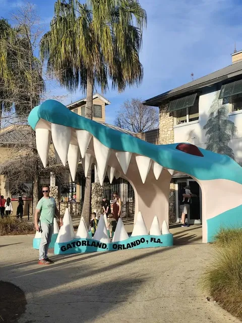 Solo & Car-Free Travel Guide to Orlando 🚌🎢