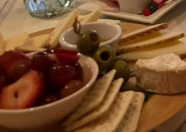 CHIVE SEA BAR AND LOUNGE: Where Coastal Cool Meets Flawless Flavor! 🦪