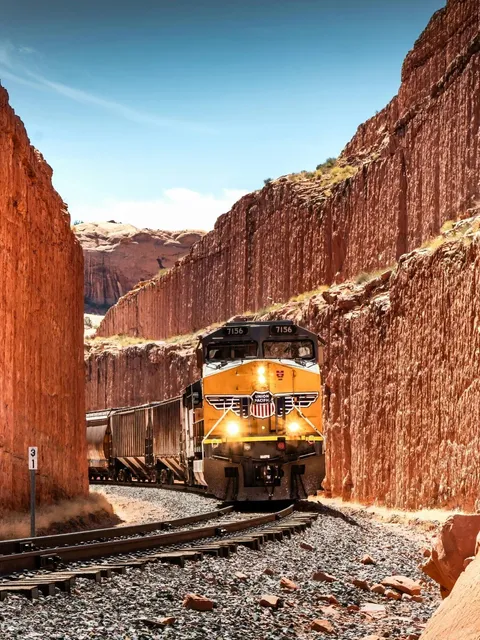 🇺🇸 I Captured the Spectacular Train in the Utah Canyon