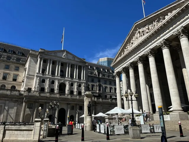 Where London's Financial Power Wears Stone Robes 🏛️💰