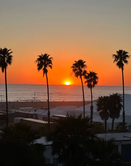 🌅 Santa Monica Pier Sunset Magic 🌅