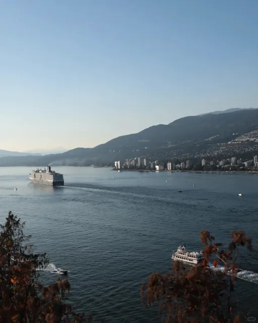 Top 8 Must-See Spots in Vancouver's Stanley Park 🌳🌹