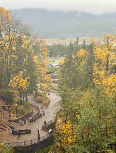Portland Autumn Trip ｜ Hiking at Multnomah Falls in the Rain 💦