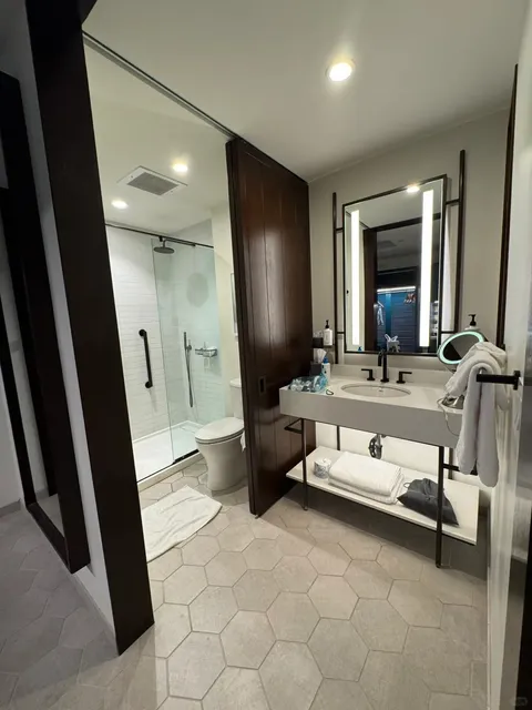 🏨 Charlotte Budget Hotel Guide – A Week of Hotel-Hopping! 🧳