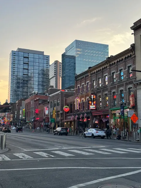 🎸 Nashville Plog Day 3: BBQ, Museums & Honky-Tonk Magic!