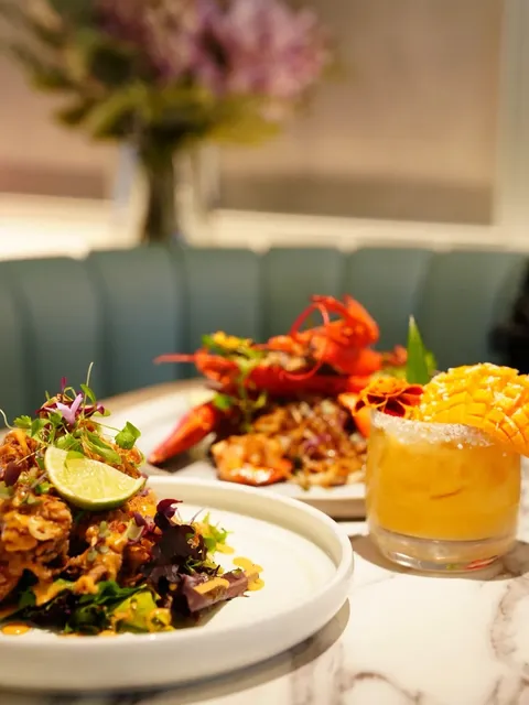  Soft Shell Crab + Whole Lobster Pad Thai! 🦀🦞  