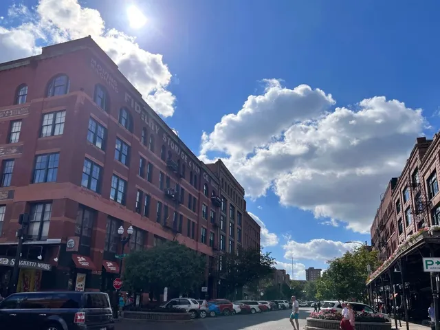 Omaha's Old Market: A Charming Stroll Through History 🌿🛍️