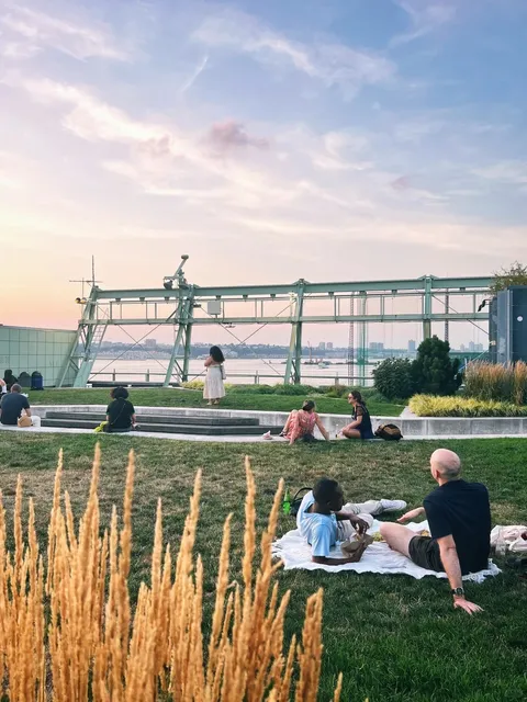 Manhattan | A Quiet Rooftop at Pier 57 to Relax After Work 🌅