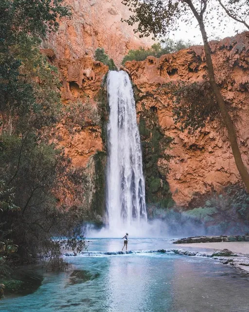 Havasu Falls: A Turquoise Oasis in Arizona’s Grand Canyon 🌴💧