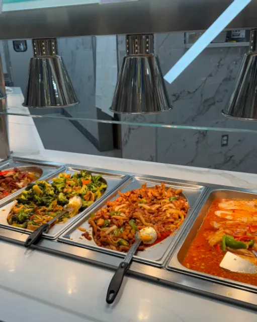 Parking Lot Was Packed, But We Got Lucky with a Spot! 🚗🍽️