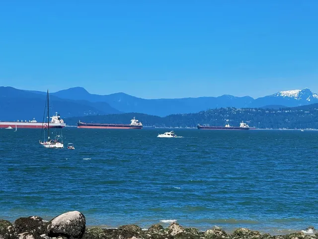 Kitsilano Beach – Vancouver’s Sunny Escape 🌞🏖️