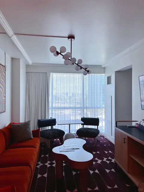 Vegas｜Hilton's Coolest Spot: Desert Pool Party for the Young Crowd