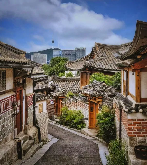 Discover the Timeless Beauty of Bukchon Hanok Village in Seoul!