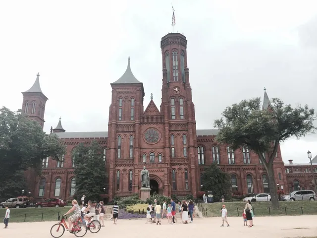 🇺🇸 Smithsonian Castle 🏰✨