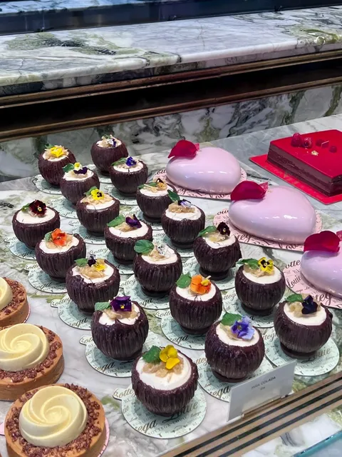 🌴 LA | A Textbook-Perfect Piña Colada Dessert – I'm in Love! 💛