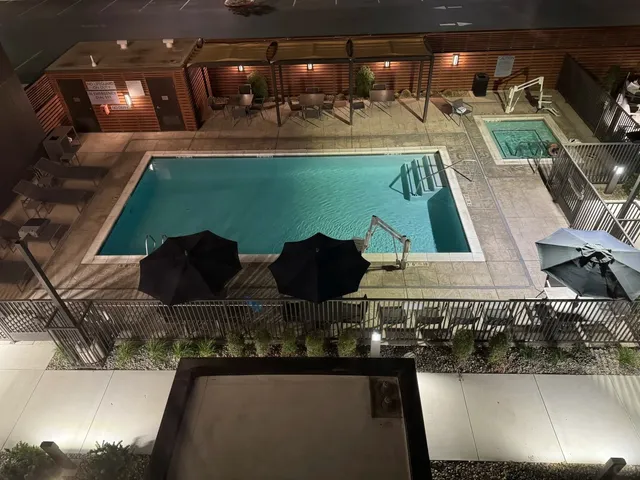 🏨 Fresno, CA | Hotel with Airport Shuttle & Great Location!