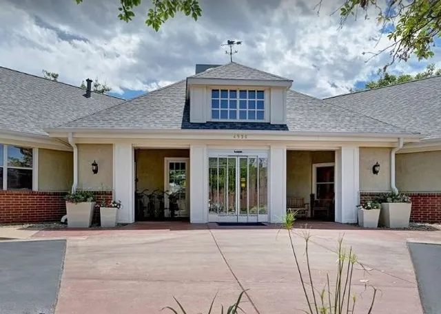 A friendly hotel with super convenient shopping nearby.