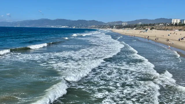 Santa Monica Beach Travel Guide 🌊