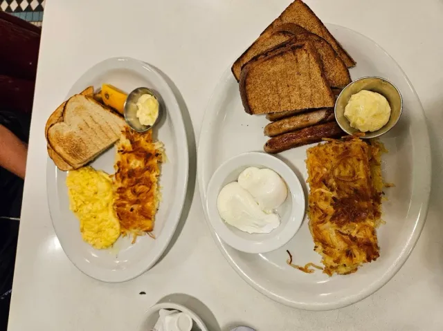 Delicious Food, Fun Nostalgic Vibes & a Great Location! 🍳🚗✨