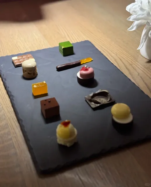 🇨🇦 This French Restaurant's Seafood & Desserts Will Make You Cry! 🥹