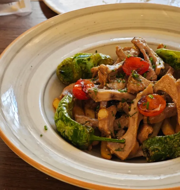 Cheaper and tastier local restaurants in Seville (niche value)