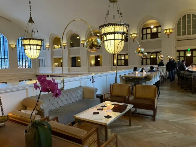 🍸 A Stunning Cocktail Lounge with Unbeatable Vibes! 🏛️✨