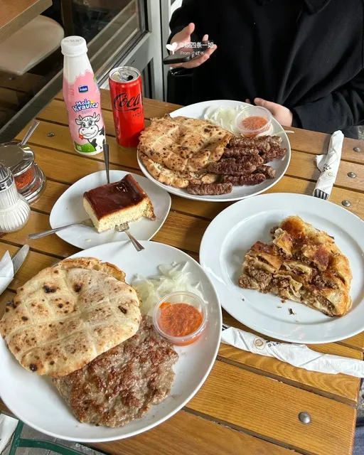 Berlin | Carnivores and Carb Lovers, Land in Sarajevo 🥓