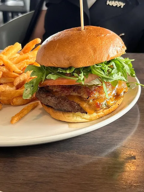 A lakeside restaurant near Niagara Falls, Canada!! 🌊