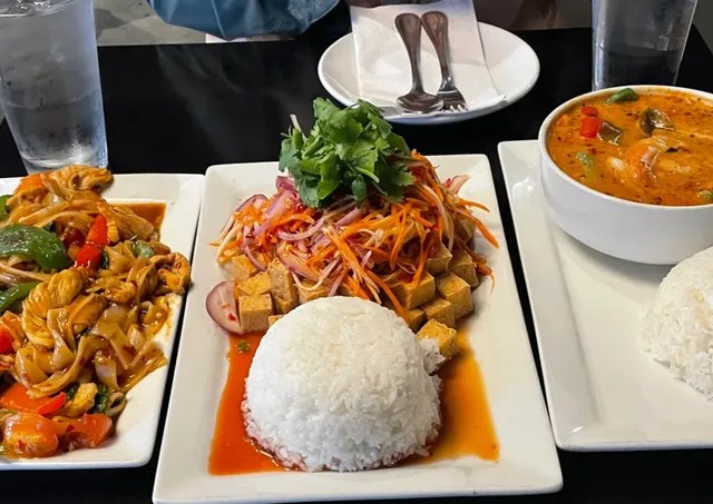 Food Share No.1 | St. Louis Thai Spot King & I: My Go-To Thai Canteen!