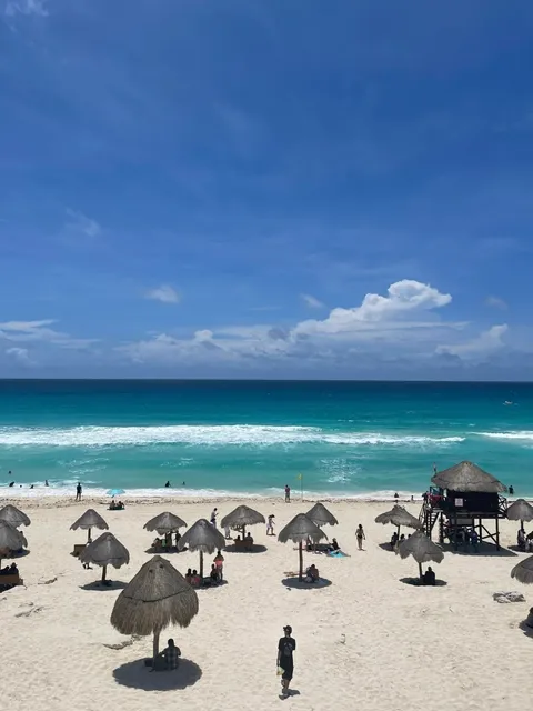 🌊🏖️ Cancún’s Beaches: A Gringo’s Guide to Sun, Sand, and Survival 🚌