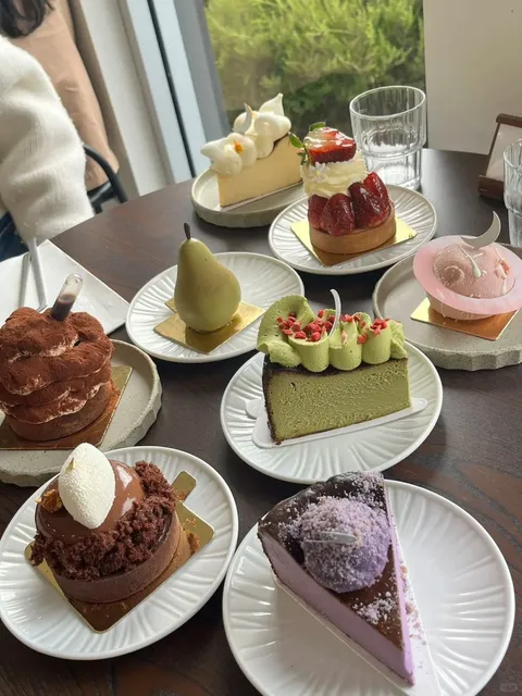 Darwin Dessert Spot Review: Style Over Substance? 🍰📸
