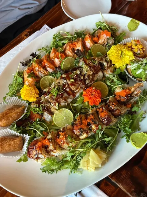 Greenlake Sushi & Rolls – A Customizable Sushi Feast by the Lake!  