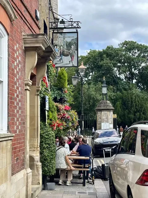 🇬🇧 Bucket List Alert: Horseback Riding in the Queen’s Backyard! 🏇🌳