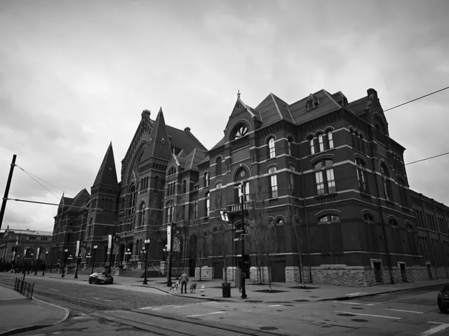 🇺🇸 Cincinnati Mural Overload 🤩 Explore Findlay Market & Beyond