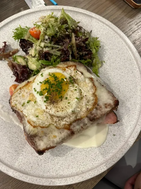 🍹 Bar Seats + Brunch Time = Best Service!