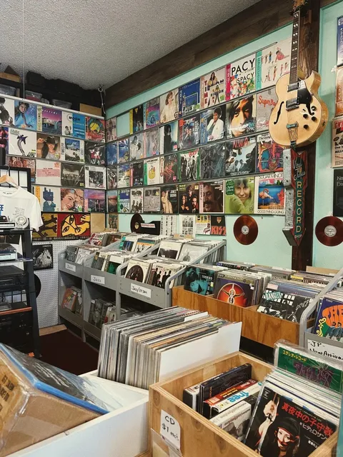💿✨ Who Understands the GOLD-MINE Status of This LA Record Store?! 🎶