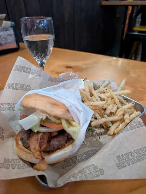 🏈 Great Spot for Sports, Food & Beer! 🍻