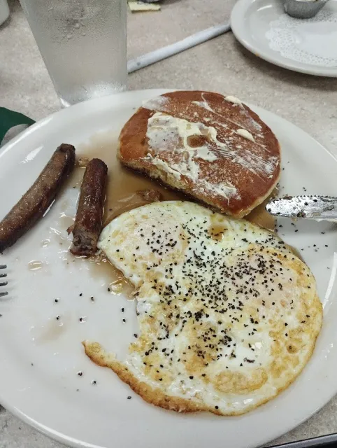 Vintage Decor in Miami 🍽️