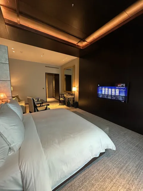 🏛️ A Lovely Hotel at Trinity Square! 🏛️